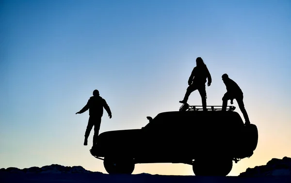 Avontuurlijke Mensen Reizen Met Krachtige Land Jeep — Stockfoto