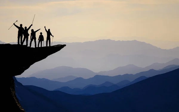 Silueta Del Equipo Cima Montaña Deporte Vida Activa — Foto de Stock