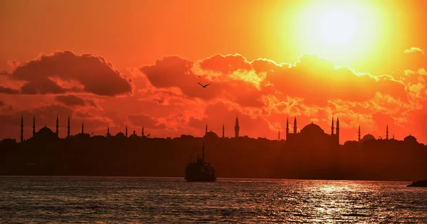 Ηλιοβασίλεμα Στην Κωνσταντινούπολη Την Μητροπολιτική Πόλη Και Την Σιλουέτα Της — Φωτογραφία Αρχείου