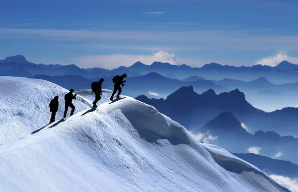 Montañismo y senderismo y actividad y máximo éxito — Foto de Stock