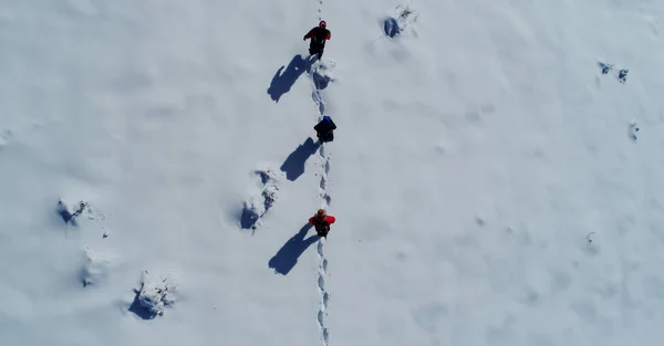 雪山で活動の歩行 — ストック写真