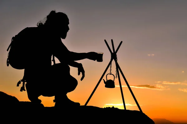 Pausa para el té de un aventurero profesional en montañas espectaculares — Foto de Stock