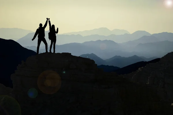 El recuerdo del objetivo de la cumbre y la aventura con la escaladora — Foto de Stock