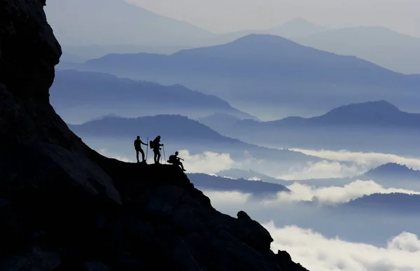 Arrampicata quotidiana ed eccitazione degli scalatori di successo in vetta m — Foto Stock