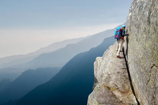 Impressões de um alpinista aventureiro, destemido e corajoso no — Fotografia de Stock