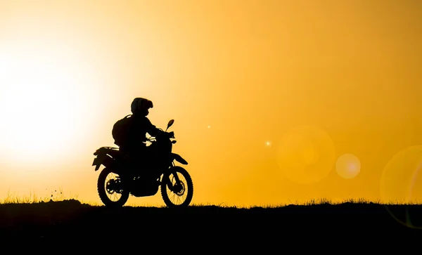 Glück des Reisens mit dem Motorrad, Entdeckung und Sehen neuer p — Stockfoto