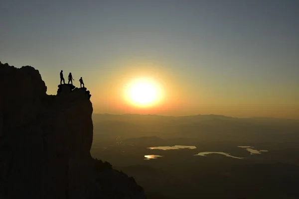 Prestaties van mensen die samen wandelen en verkennen — Stockfoto