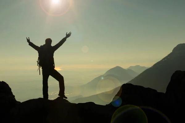Horolezectví a objevování dobrodružství vedoucí horolezec — Stock fotografie