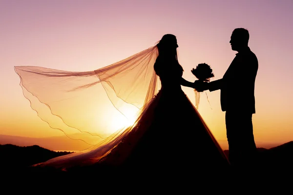 Casais dando mão na mão para a vida amor — Fotografia de Stock