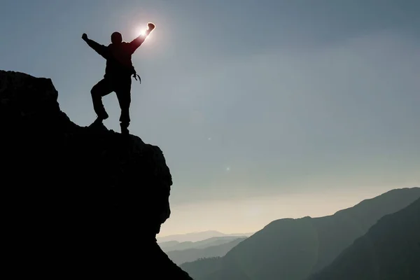 La felicidad de la persona que alcanza la meta después de un determinado — Foto de Stock