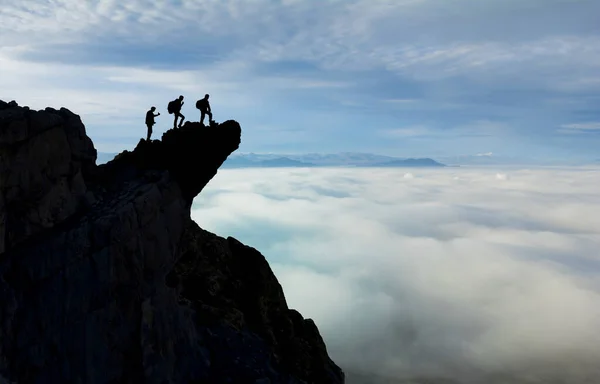 Tres amigos desafiantes experiencias de montañismo en el espectacu — Foto de Stock