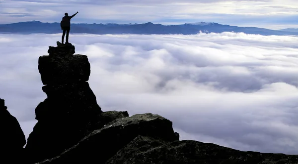 Egy tapasztalt hegymászó kalandjai látványos ködös hegyen — Stock Fotó