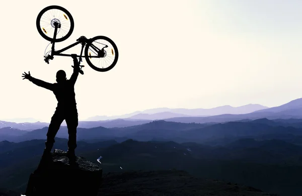 Un conductor de bicicleta que trasciende carreteras difíciles, montañas y paseos —  Fotos de Stock