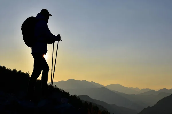 Issız, sakin ve görkemli dağların zirvelerinde bir macera — Stok fotoğraf