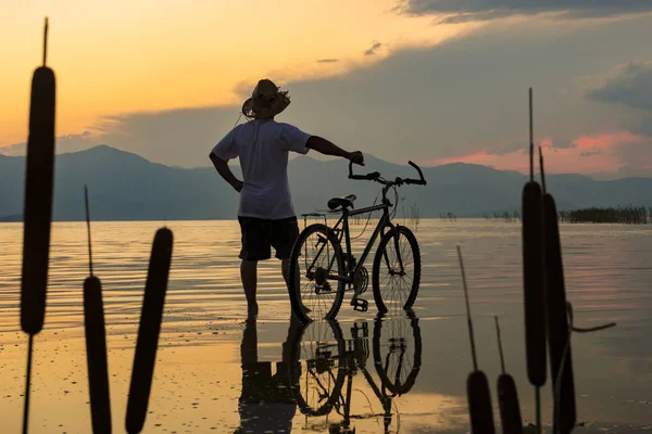 Swoboda podróżowania rowerem i odkrywania nowych krajobrazów — Zdjęcie stockowe