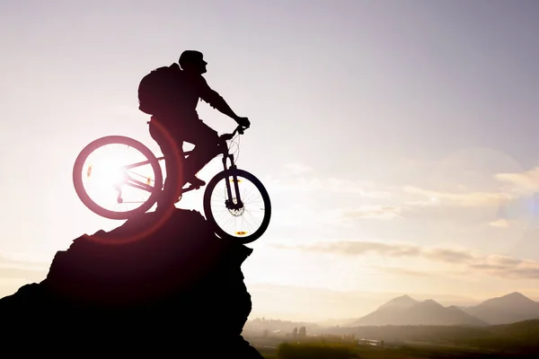 Schöner Fotorahmen, der die Geschichte eines Mannes auf einer Radtour erzählt — Stockfoto