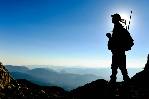 El hombre aventurero en la cumbre, observando el paisaje, succe — Foto de Stock