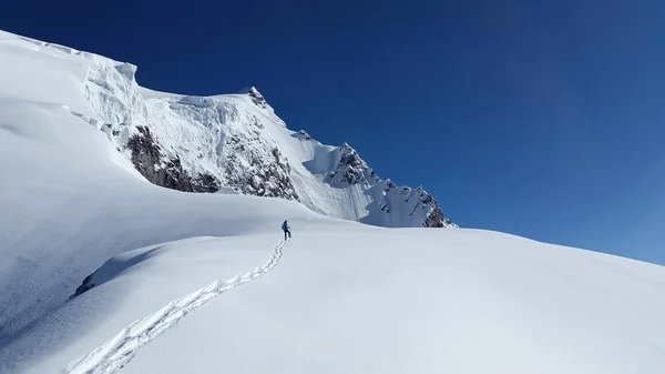 Un coraggioso trekking in vetta alle montagne e le impronte lasciate — Foto Stock