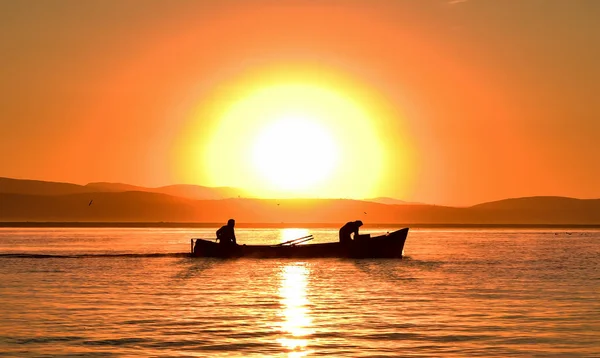 Coppie di pescatori iniziano a lavorare al mattino e la magnifica — Foto Stock