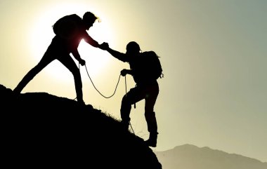 Hedef başarı ve dağcılık yardım ve dağcılık siluet