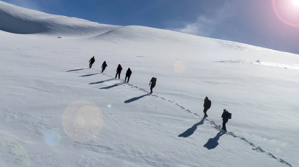 Grupo montanhista e altas montanhas em direção ao destino — Fotografia de Stock