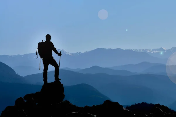 Succesul fericirii unui explorator care ajunge la vârf cu p — Fotografie, imagine de stoc