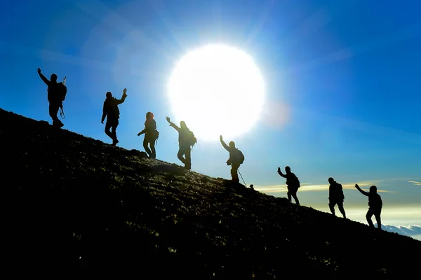 登顶登山的一群徒步旅行者 — 图库照片