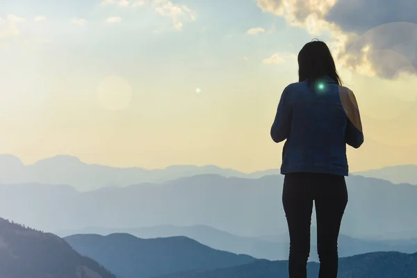 Vrouw Aan Top Plannen Voor Komende Jaren Dromen Van Goed — Stockfoto