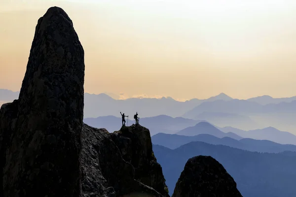 Θεαματική Και Συναρπαστική Επιτυχία Βουνά Βράχια Και Ορειβάτες — Φωτογραφία Αρχείου