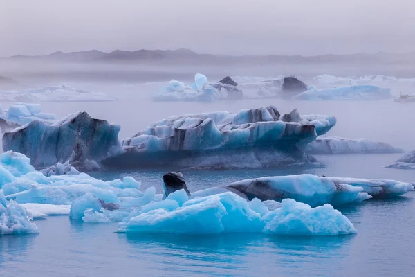 夕暮れ Fjallsarlon 氷河湖に浮かんでいる氷山。手配ラグーンに南 Iceland.Close/夕暮れ Fjallsarlon 氷河湖に浮かぶ氷山. — ストック写真