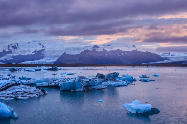 夕暮れ Fjallsarlon 氷河湖に浮かんでいる氷山。手配ラグーンに南 Iceland.Close/夕暮れ Fjallsarlon 氷河湖に浮かぶ氷山. — ストック写真