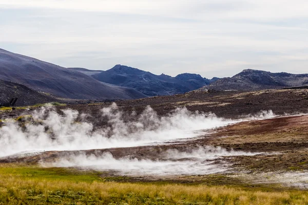 Obszar geotermalny Hverir na północy Islandii w pobliżu jeziora Myvatn, z jeziorem geotermalnym, wyglądającym jak Błękitna Laguna, Hot Mud Pots i wspaniałym krajobrazem w obszarze geotermalnym Hverir, letni dzień. — Zdjęcie stockowe