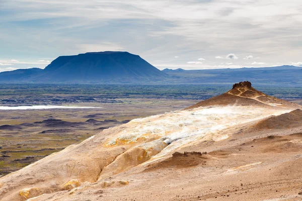 İzlanda 'nın kuzeyinde, Myvatn Gölü kıyısında, jeotermal gölü ile birlikte, Blue Lagoon, Hot Mud Pots ve Coğrafya Bölgesi' nin muhteşem manzarasına benzeyen, yaz günü. — Stok fotoğraf