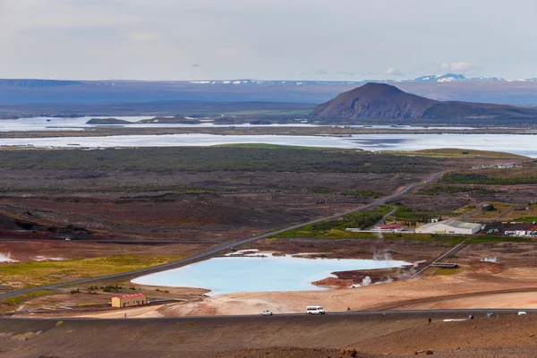 Obszar geotermalny Hverir na północy Islandii w pobliżu jeziora Myvatn, z jeziorem geotermalnym, wyglądającym jak Błękitna Laguna, Hot Mud Pots i wspaniałym krajobrazem w obszarze geotermalnym Hverir, letni dzień. — Zdjęcie stockowe