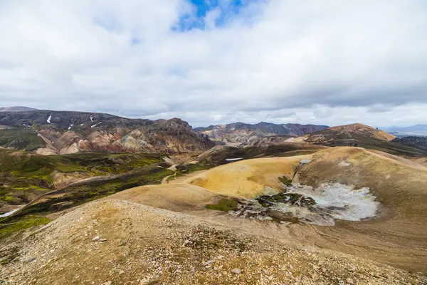 Landmannalaugar. Niesamowite Wielokolorowe góry w pobliżu Brennisteinsalda na początku wędrówki Laugavegur w southern highlands Islandii — Zdjęcie stockowe