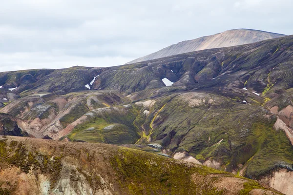 Landmannalaugar. Increíbles montañas multicolores cerca de Brennisteinsalda al comienzo de la caminata de Laugavegur en las tierras altas del sur de Islandia — Foto de Stock