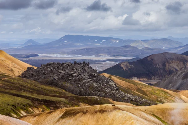 Landmannalaugar. Εκπληκτικές πολύχρωμες βουνά κοντά στο Brennisteinsalda κατά την έναρξη της πεζοπορίας Laugavegur στα Νότια υψίπεδα της Ισλανδίας — Φωτογραφία Αρχείου