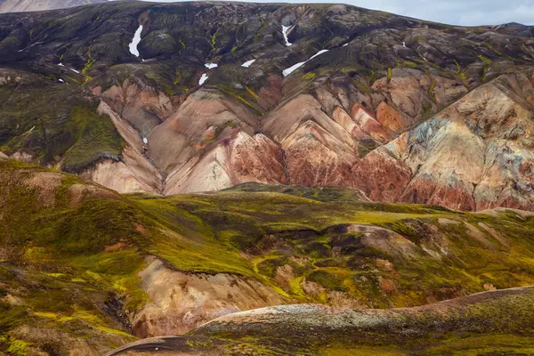 Landmannalaugar. Εκπληκτικές πολύχρωμες βουνά κοντά στο Brennisteinsalda κατά την έναρξη της πεζοπορίας Laugavegur στα Νότια υψίπεδα της Ισλανδίας — Φωτογραφία Αρχείου