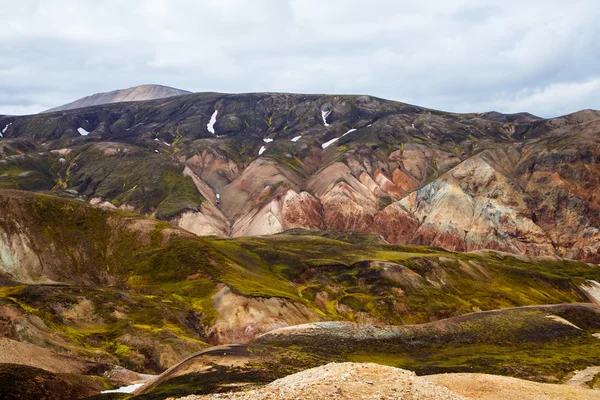 Landmannalaugar. Εκπληκτικές πολύχρωμες βουνά κοντά στο Brennisteinsalda κατά την έναρξη της πεζοπορίας Laugavegur στα Νότια υψίπεδα της Ισλανδίας — Φωτογραφία Αρχείου