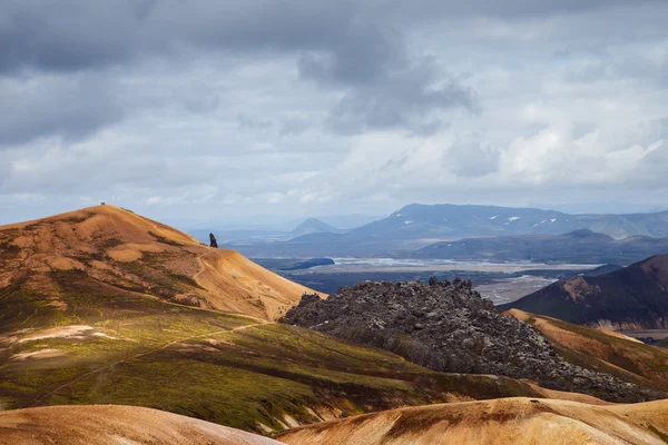 Landmannalaugar입니다. 아이슬란드 남부 고지대에서 고 하이킹의 시작에서 Brennisteinsalda 근처 놀라운 다 색된 산 — 스톡 사진