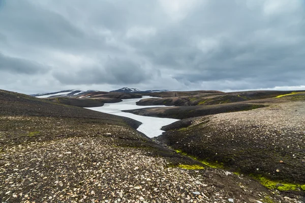 Dunkle Islandlandschaft mit grünem Moos — Stockfoto
