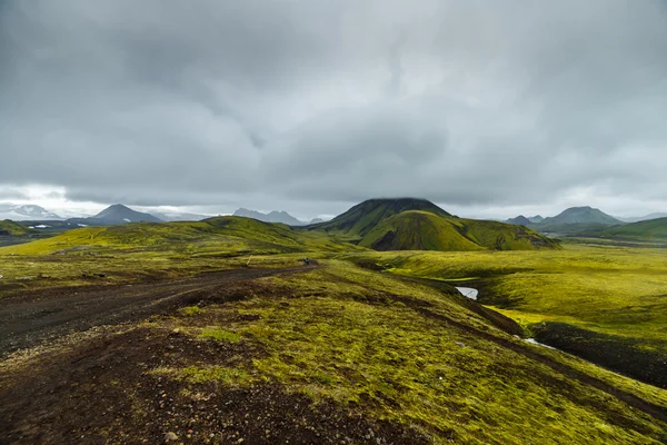 Islandia oscura paisaje con musgo verde — Foto de Stock