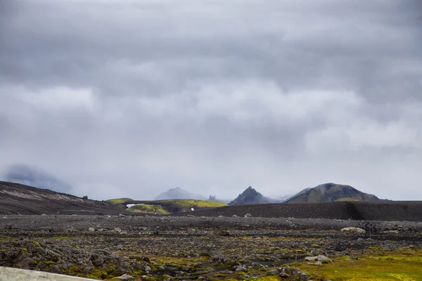 Islandia oscuro paisaje con musgo verde y camino negro, Islandia — Foto de Stock