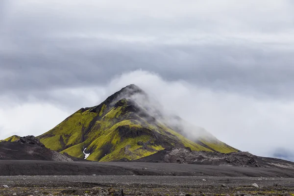 Mroczne Krajobraz Islandia z mchem i czarny road, Islandia — Zdjęcie stockowe