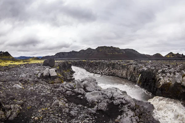 Dağda bir arka plan ile İzlanda'daki bir nehir görüntüleyin — Stok fotoğraf