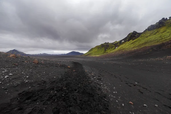 Mroczne Krajobraz Islandia z mchem i czarny road, Islandia — Zdjęcie stockowe
