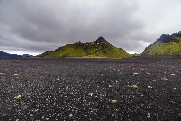 녹색 이끼와 검은로, 아이슬란드 어두운 아이슬란드 풍경 — 스톡 사진