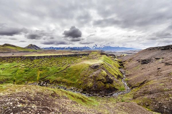 Вид на вулкан и ледник, Исландия — стоковое фото