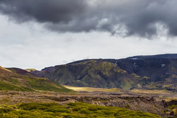 Vista sobre una enorme montaña en Islandia con un cielo dramático — Foto de Stock