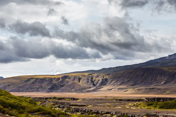 Vista sobre una enorme montaña en Islandia con un cielo dramático — Foto de Stock